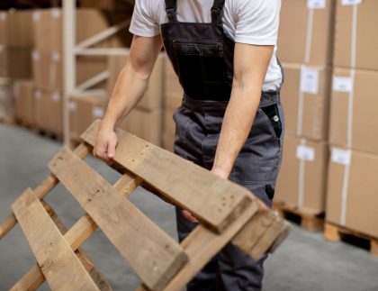 Plastic-vs-Wooden-Pallets