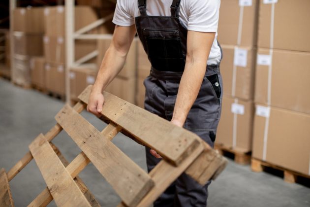 Plastic-vs-Wooden-Pallets