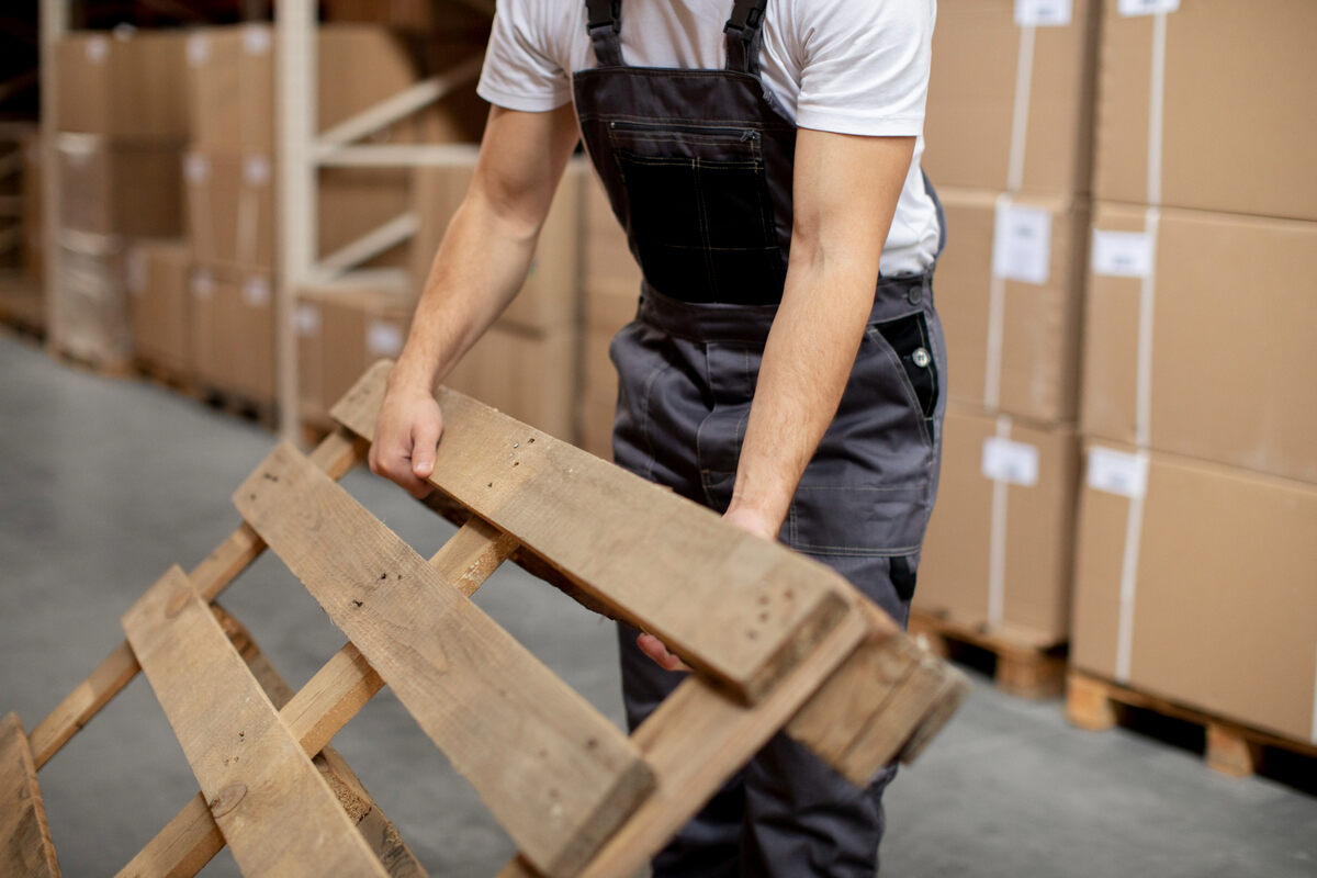 Plastic-vs-Wooden-Pallets